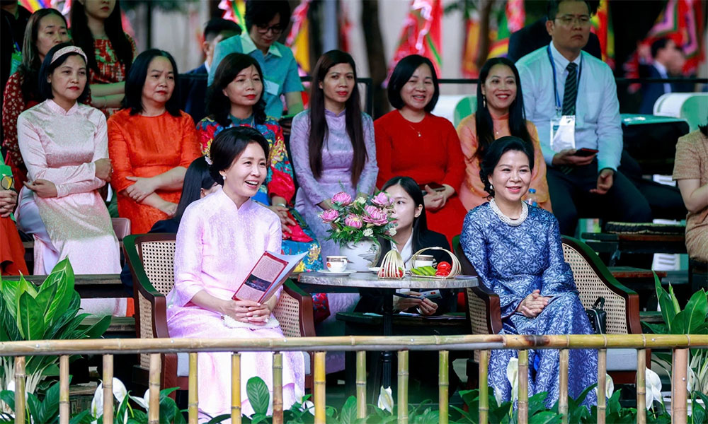 South Korea first lady enjoys tea, water puppets in Hanoi