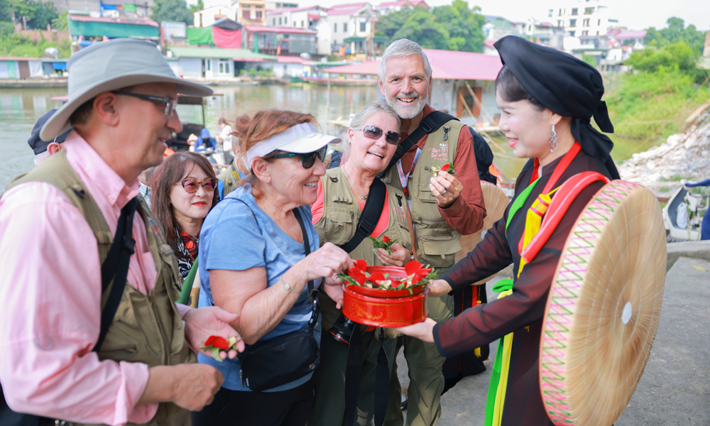 Nearly 200 international photographers capture images in Tho Ha ancient village
