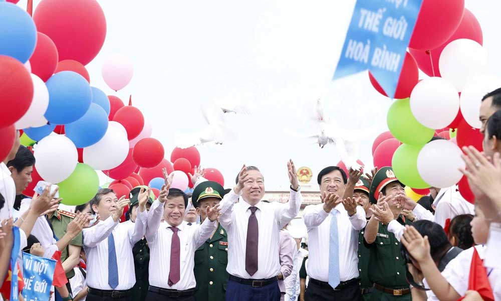 Top leader attends flag-raising ceremony in Quang Tri
