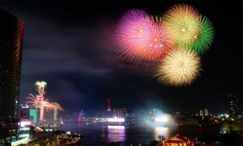 Ho Chi Minh City dazzles with fireworks marking 51st anniversary of national reunification