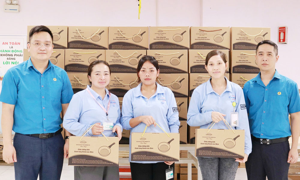 FDI firm in Bac Ninh spends 350 million VND on gifts for workers during Labour Month