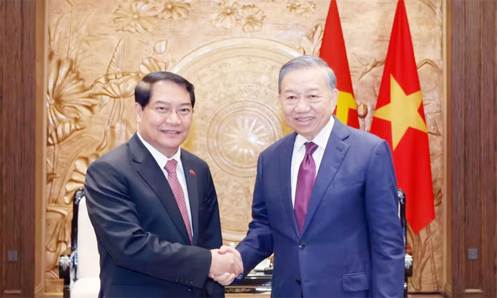 Top leader of Vietnam receives Vientiane official in Hanoi