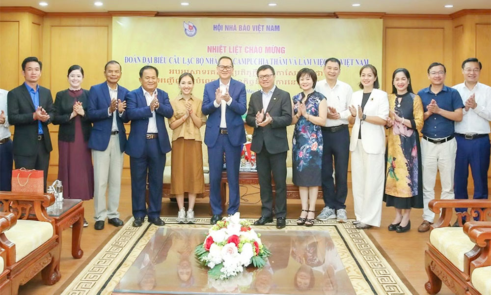 Vietnamese, Cambodian journalists strengthen cooperation