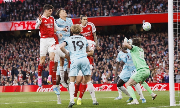 Arsenal thắng Burnley 1-0, tiến gần chức vô địch Ngoại Hạng Anh