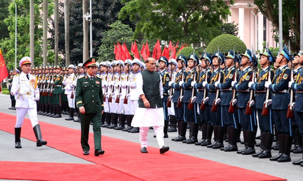 Indian Defence Minister pays official visit to Vietnam