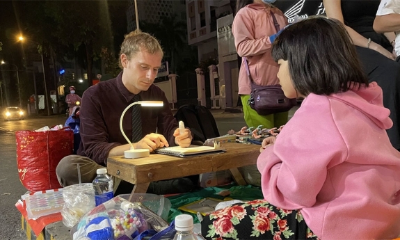 Lớp học trên vỉa hè của chàng trai người Anh