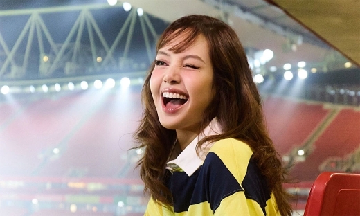 Lisa hát ca khúc cổ vũ World Cup