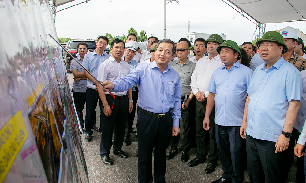 Deputy PM Pham Gia Tuc checks progress of Gia Binh International Airport project