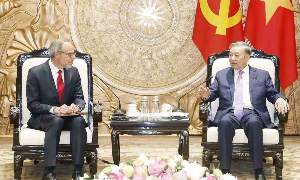 Top leader pledges favourable conditions for US tech firms to invest in Vietnam