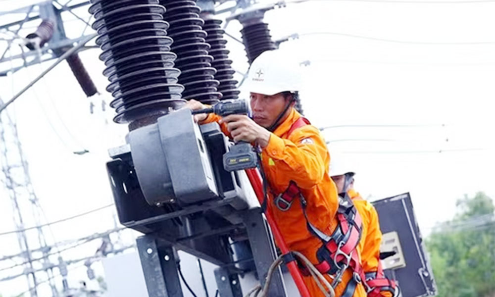 EVN orders stable power supply as heat intensifies