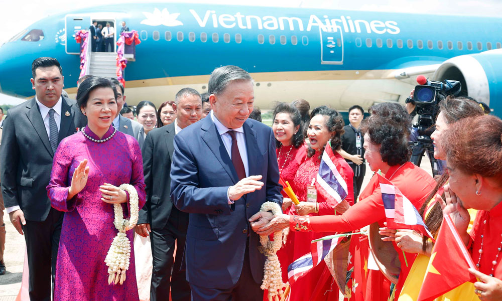 Top Vietnamese leader begins official visit to Thailand