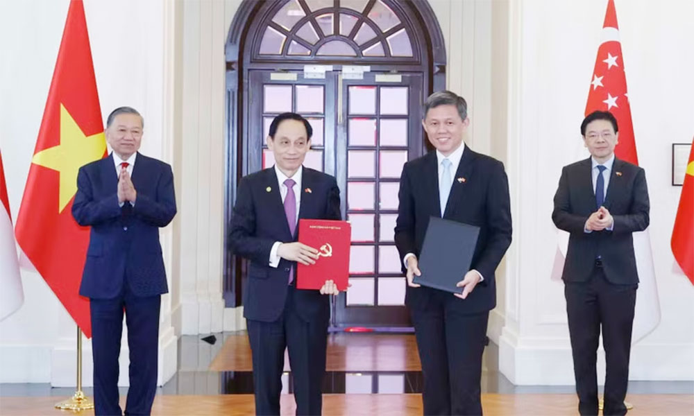 Vietnamese, Singaporean leaders witness exchange of cooperation documents