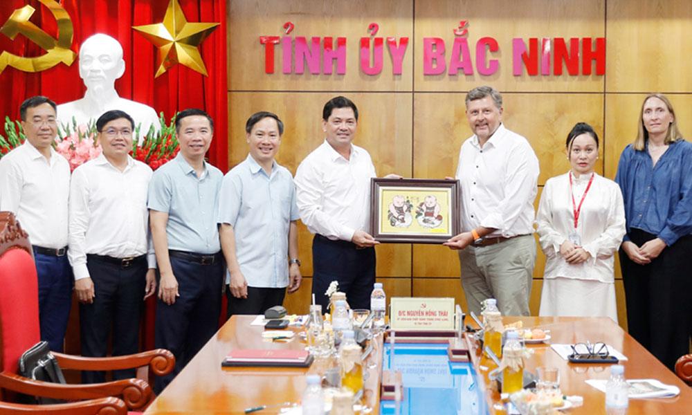Bac Ninh leaders hold investment talks with foreign groups