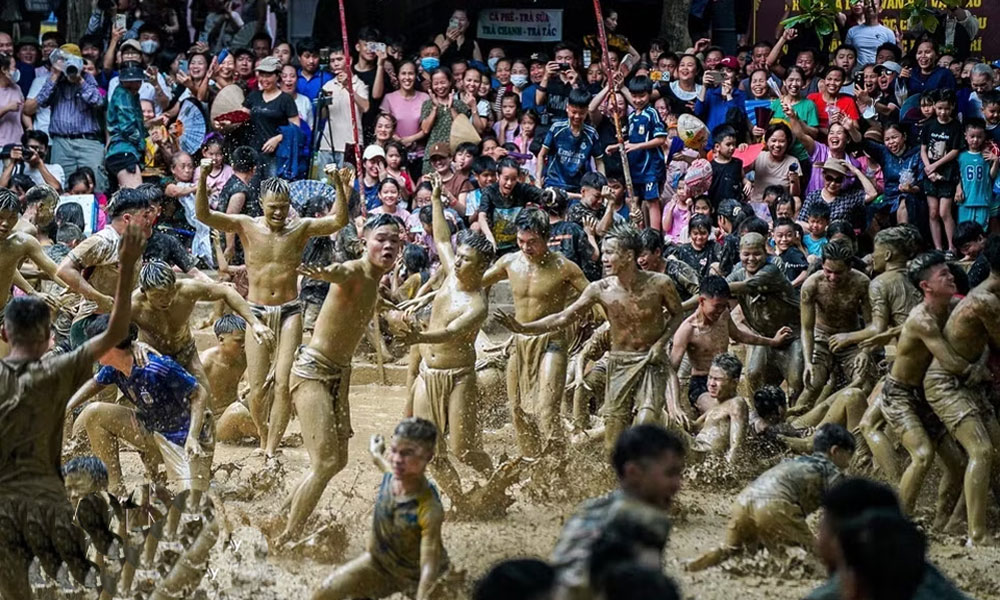 Unique mud ball wrestling festival in Bac Ninh