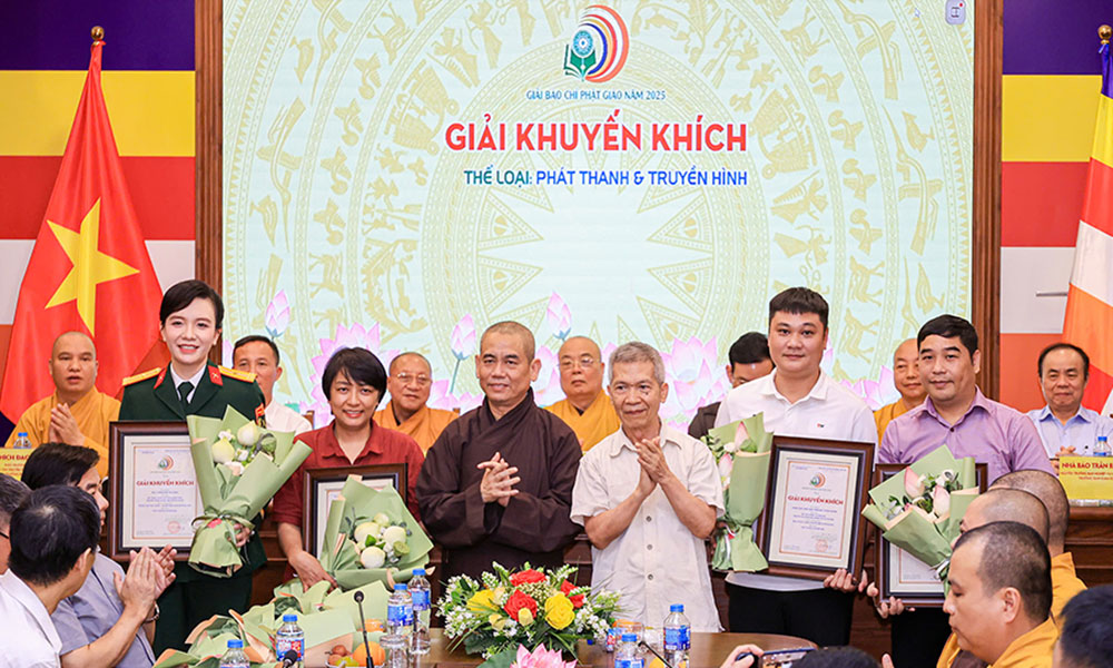 Bac Ninh Newspaper and Radio - Television  awarded at National Press Award on Buddhism 