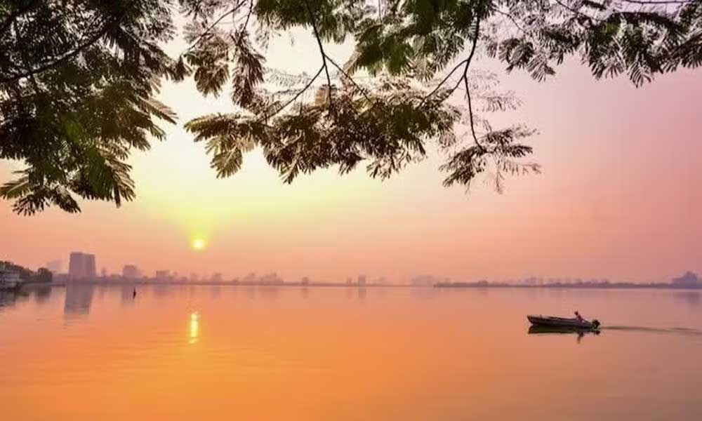 Ha Noi approves 30-trillion-VND project to upgrade West Lake and surrounding scenic road