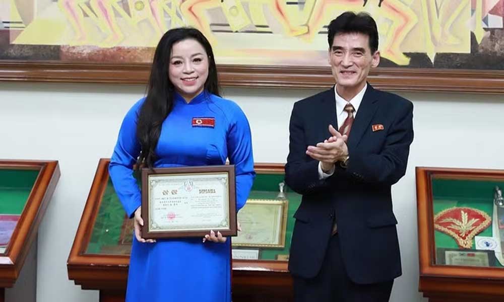 Meritorious Artist To Nga wins gold cup at International Arts Festival
