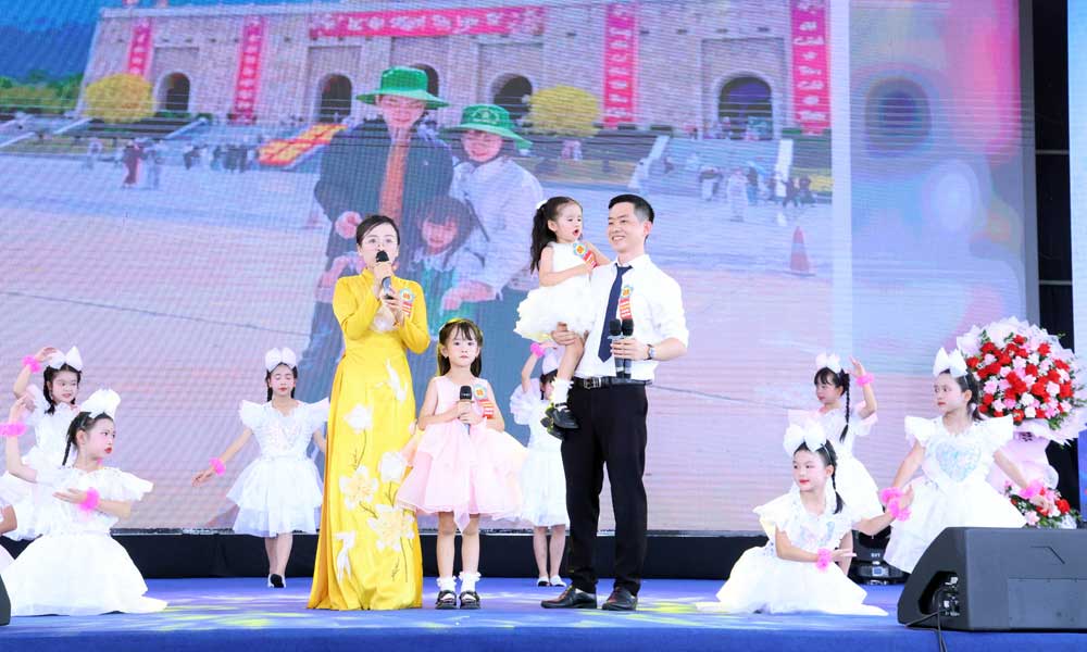 Vietnamese families adapt to external changes, preserve enduring values