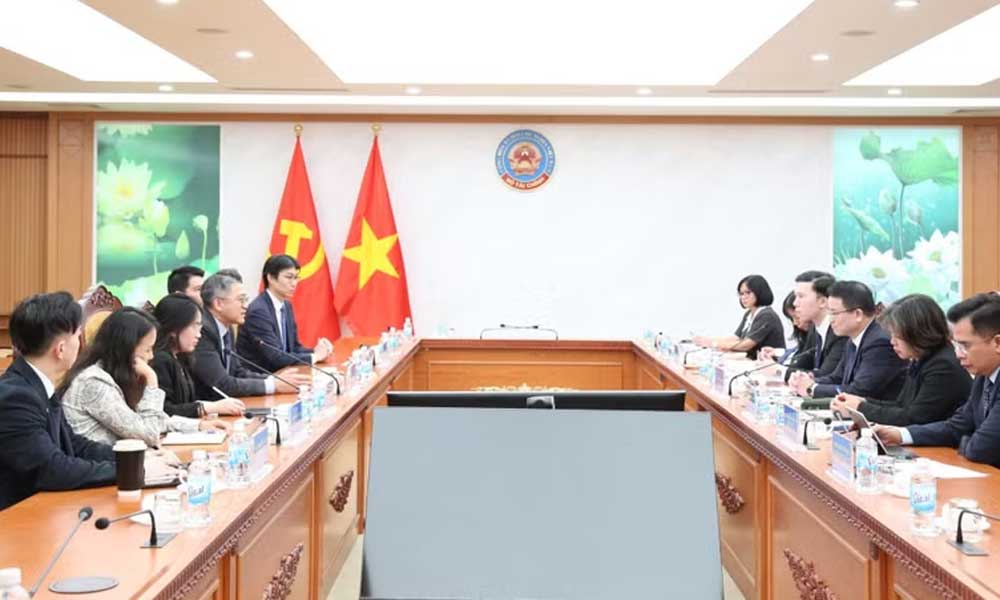 Vietnam, Bloomberg seek deeper ties to boost financial market development