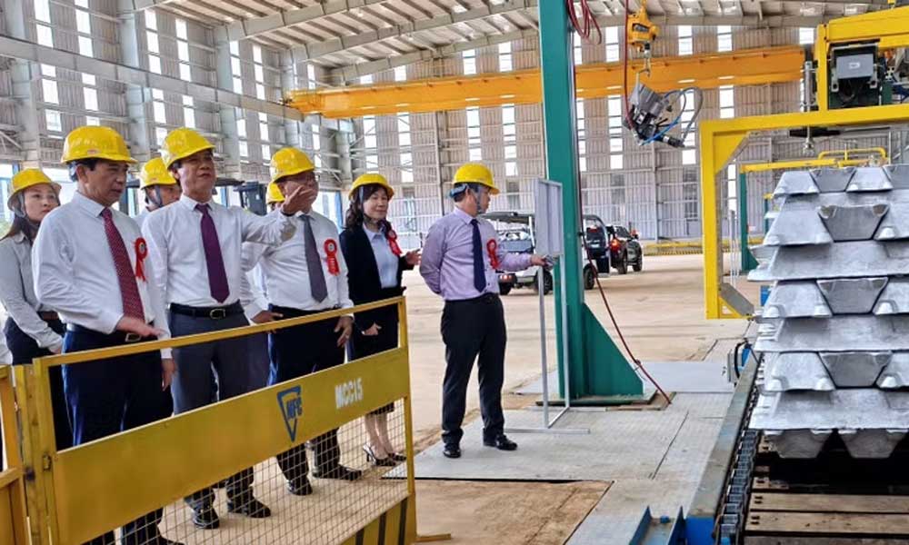 Vietnam’s first aluminum ingot products unveiled