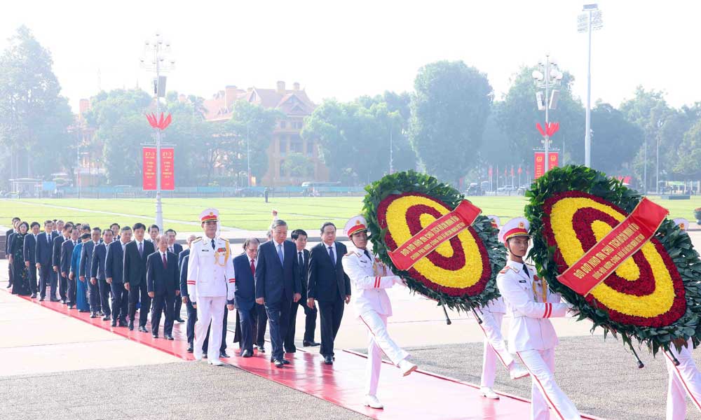 Party and State leaders pay tribute to heroic martyrs, President Ho Chi Minh