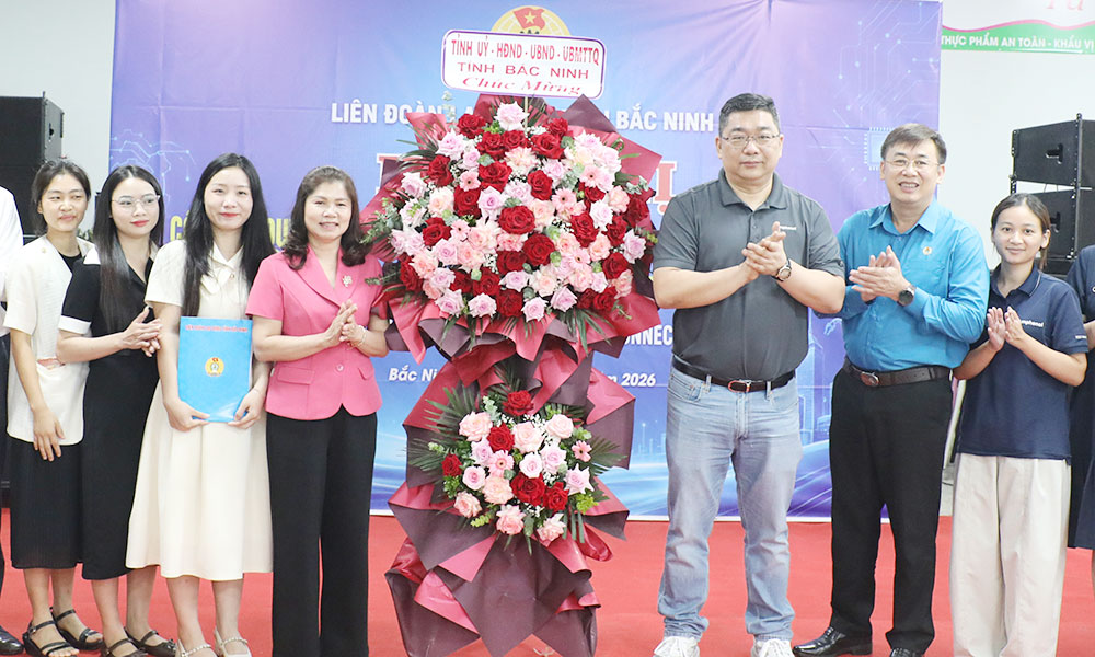 Bac Ninh forms union at foreign-invested company, hosts meal for 1,700 workers
