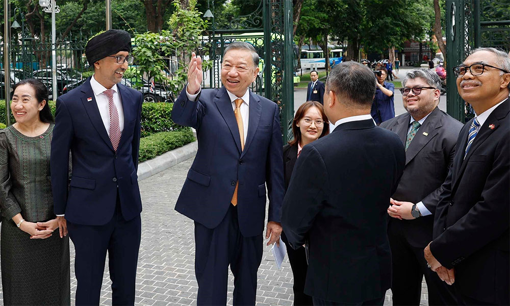 Top leader meets ASEAN diplomats, calls for united, resilient ASEAN Community