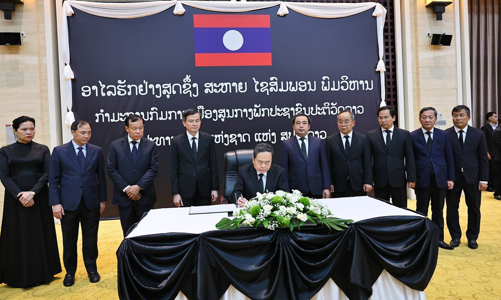 Vietnamese top legislator pays tribute to Lao NA President