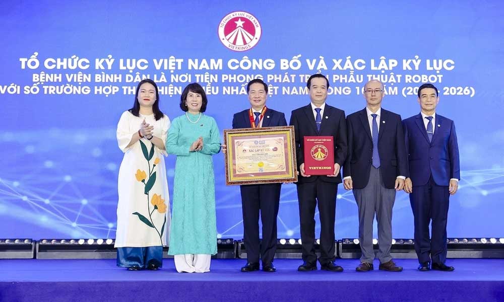Binh Dan Hospital sets Vietnam record with nearly 4,300 robotic surgeries