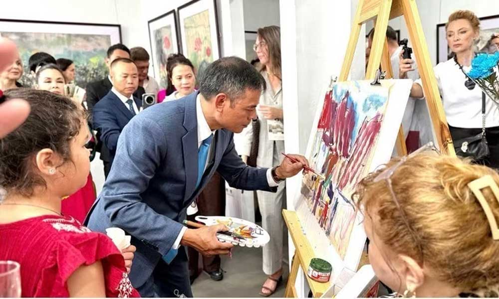 Exhibition of Vietnamese Do paper paintings captivates Far Eastern audience