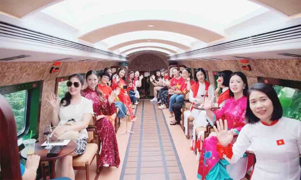 Hanoi's "Five City Gates” train marks first-year milestone with nearly 100,000 passengers