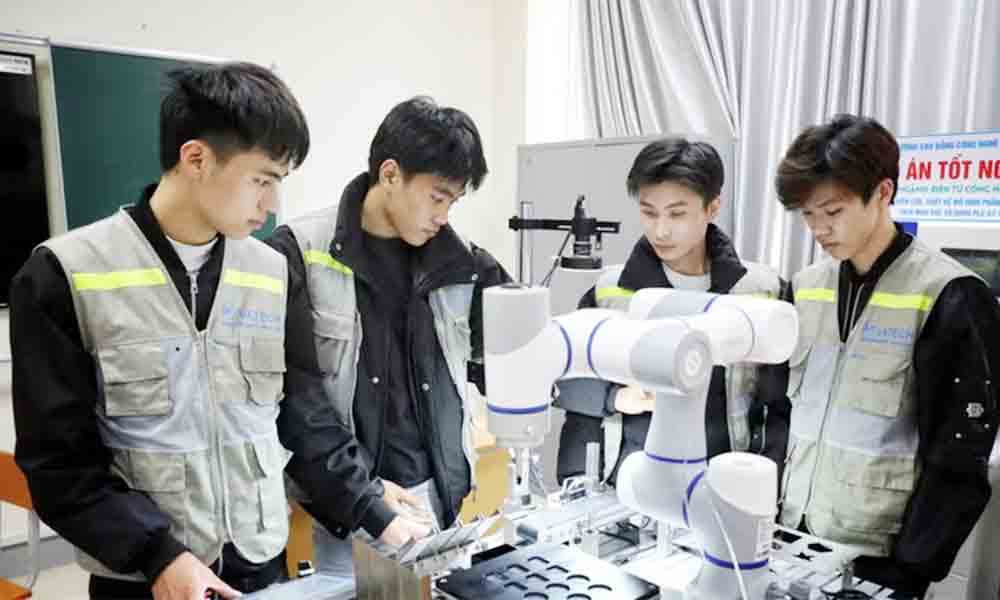 Vietnam to award 1,500 full scholarships for strategic technology training abroad