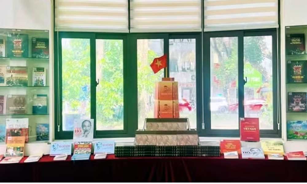Hanoi showcases hundreds of documents, books, newspapers on August Revolution