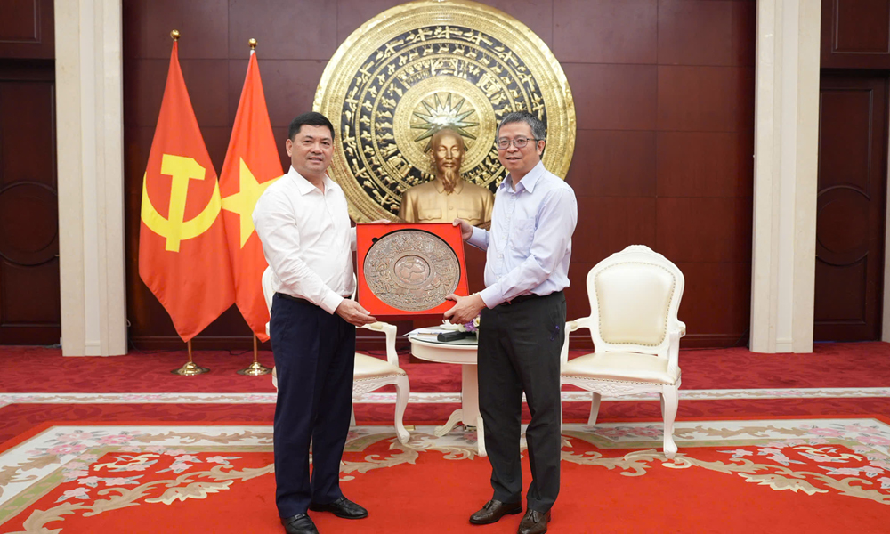 Bac Ninh Party Secretary works with Vietnamese Embassy in China