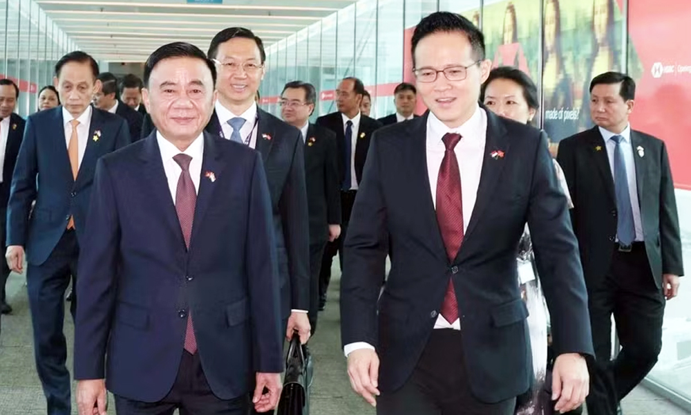 Key leader begins official visit to Singapore