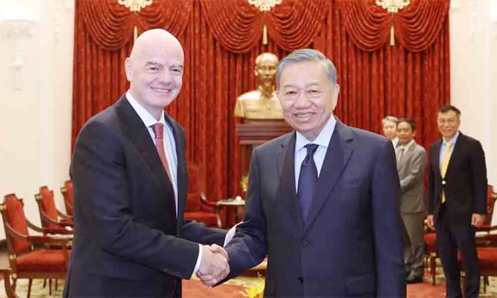 Top leader receives FIFA President in Hanoi