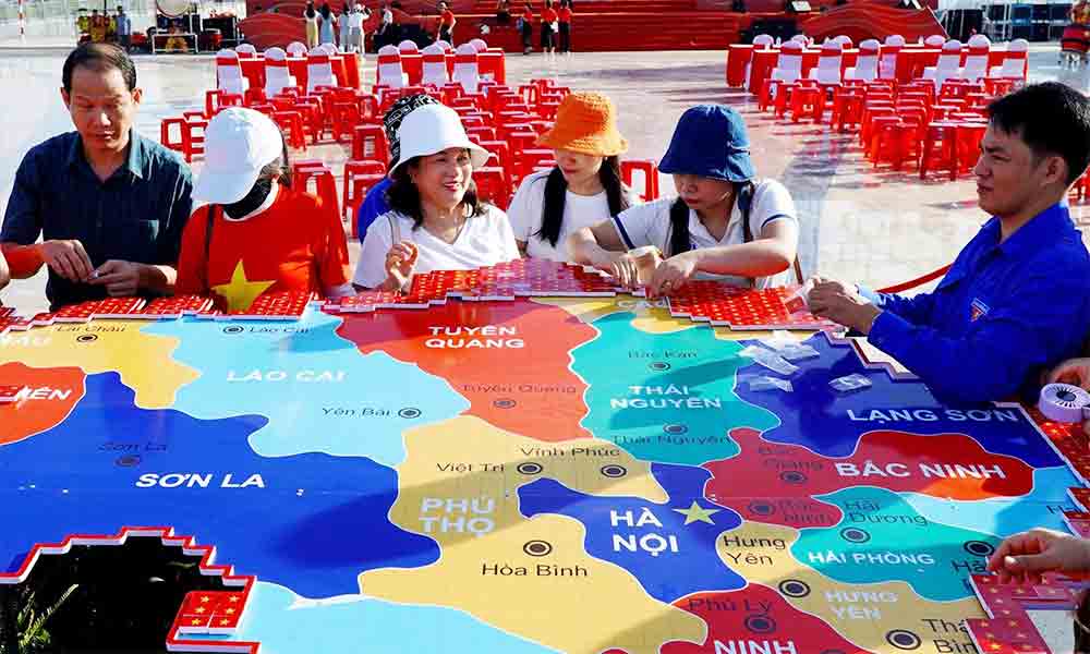 8,100 national flags form shape of Vietnam