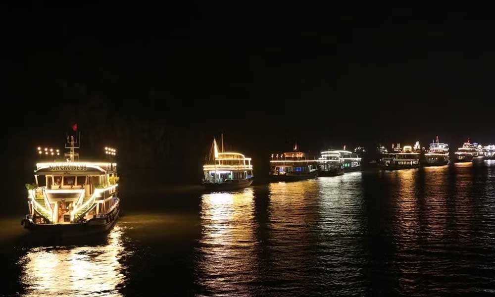 Ha Long Bay dazzles in spectacular night show