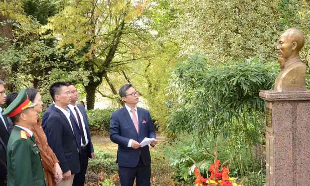 Vietnam marks National Day with tribute to President Ho Chi Minh in France