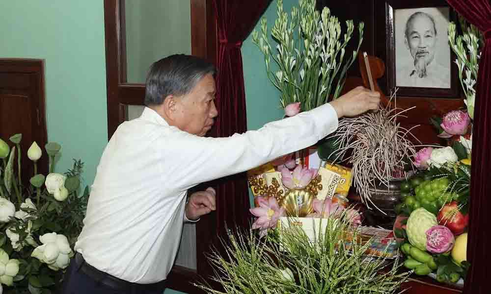 Party and State leader offers incense in tribute to President Ho Chi Minh in Hanoi
