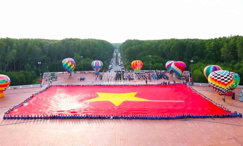 Ca Mau raises record 2,025 sq.m flag on Vietnam’s National Day