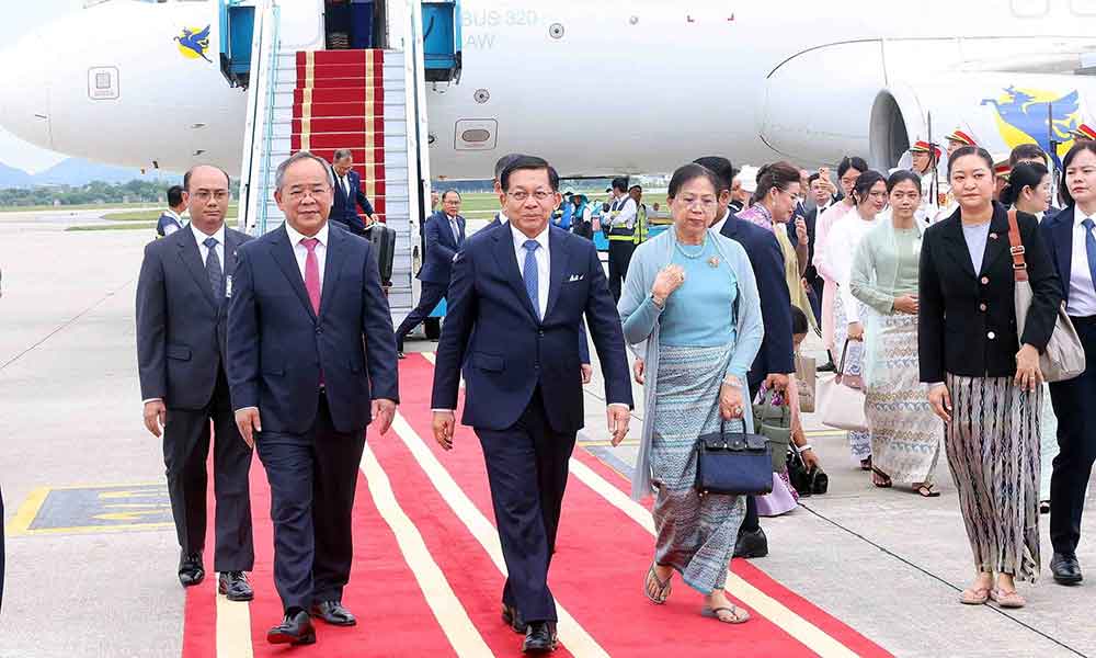 Myanmar President arrives in Hanoi, beginning official visit to Vietnam