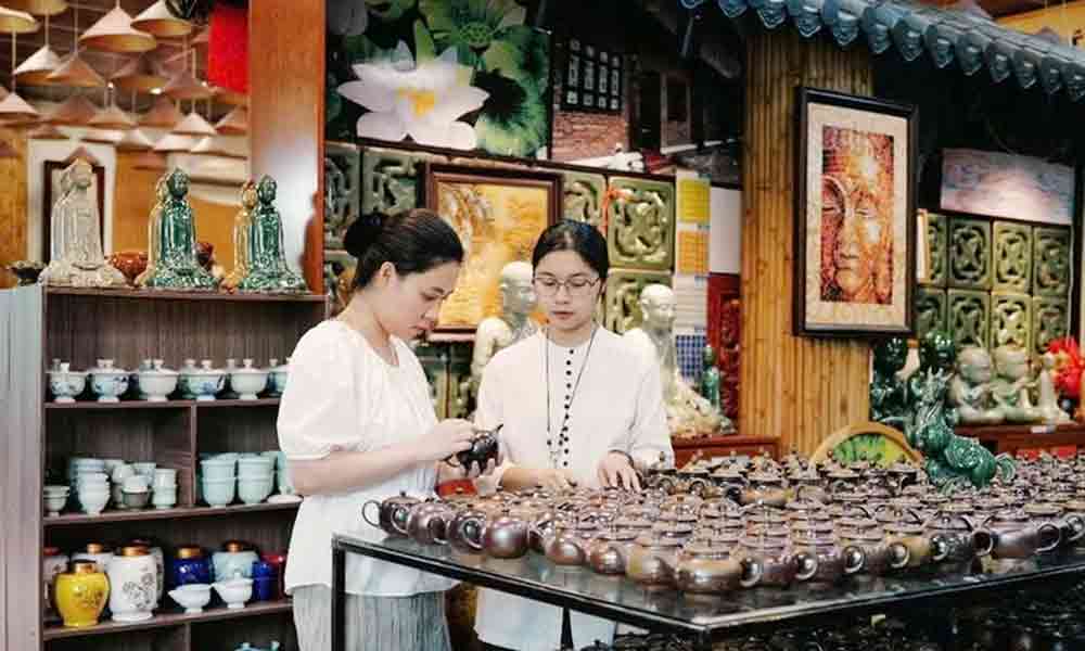 Bat Trang pottery village preserves heritage in digital age