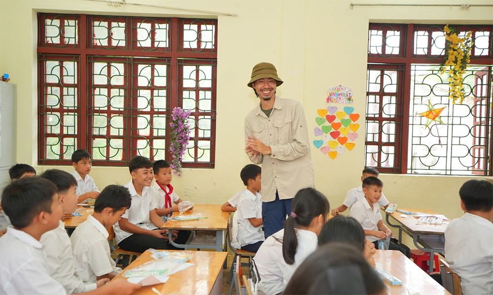Rapper joins handover of Hope Library in Vietnam's mountainous school