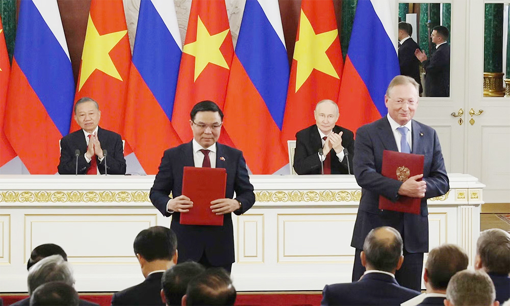 Vietnamese, Russian leaders witness exchange of cooperation deals