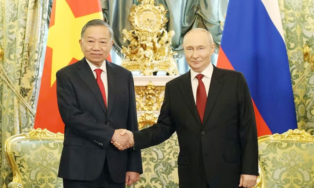 Russian President chairs welcome ceremony for top Vietnamese leader