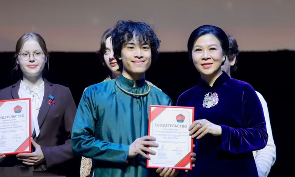 Spouse of top Vietnamese leader visits school No. 1253 in Russia