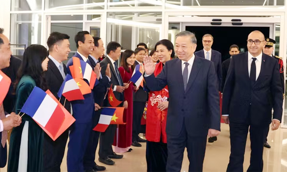 Top leader of Vietnam arrives in Paris for official visit to France, International Space Summit