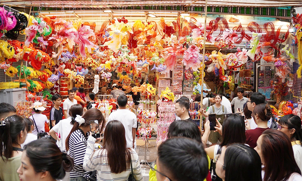 Colours of Mid-Autumn Festival light up Hanoi’s Old Quarter