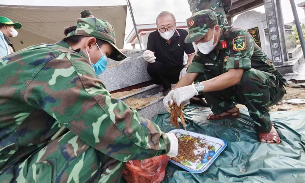 War martyrs' remains, artifacts discovered at mass grave in Da Nang